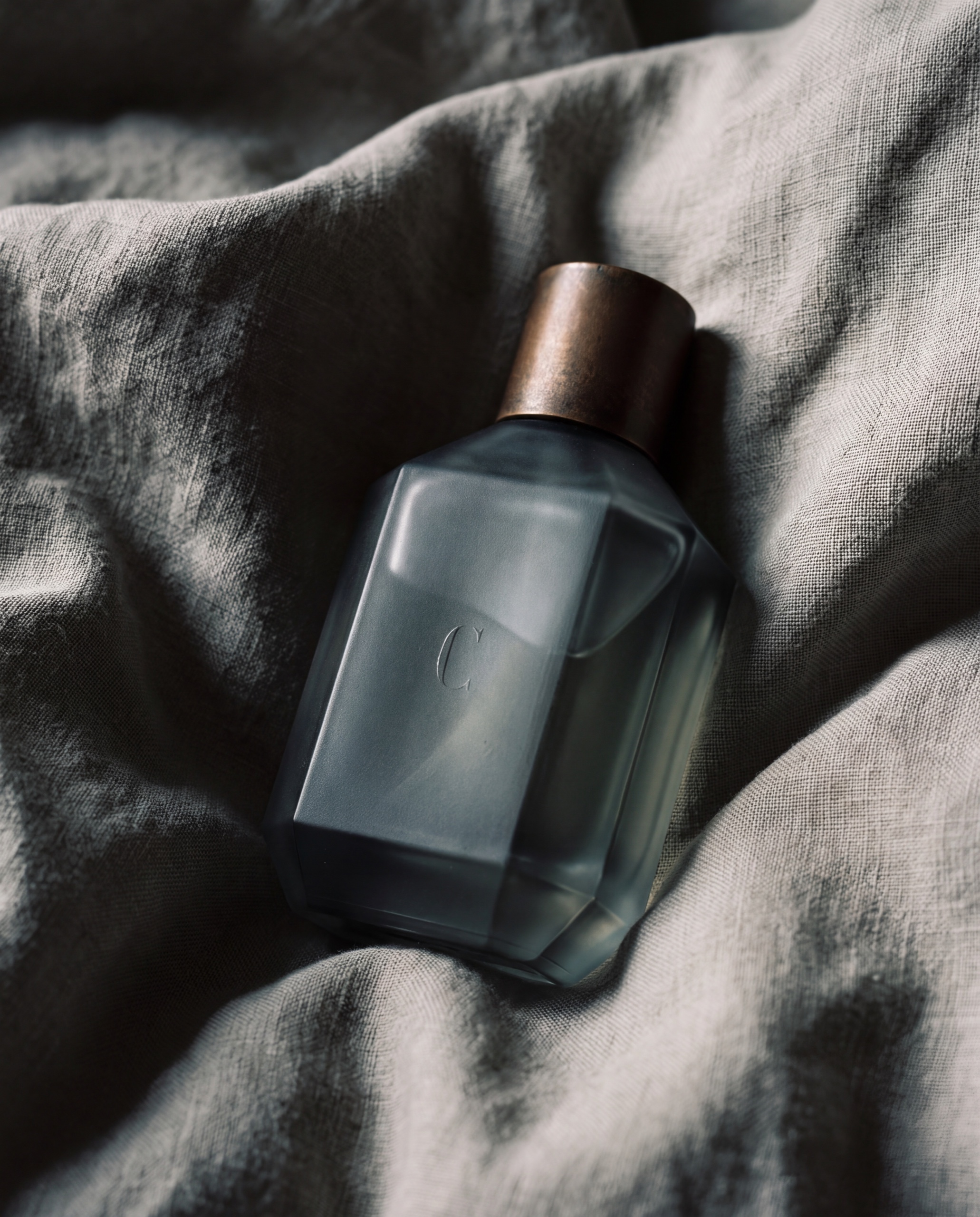 CAIRN — Rumpled linen